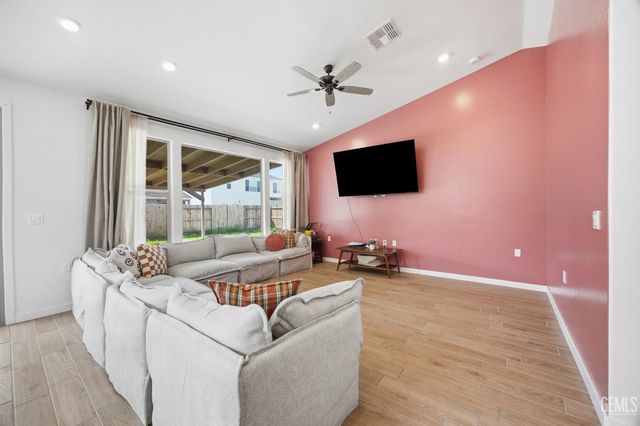 7425 Peach Grove Lane, Bakersfield, CA 93313