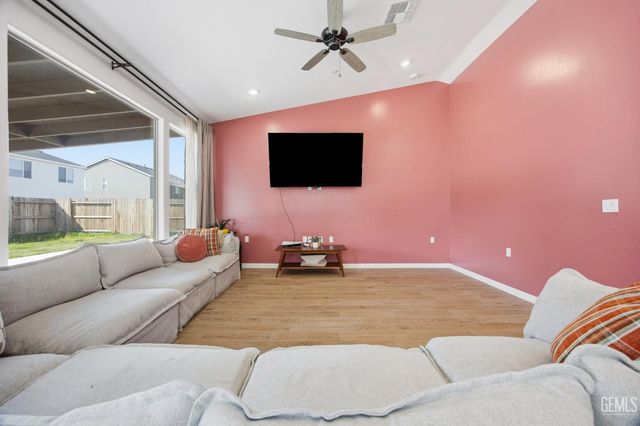 7425 Peach Grove Lane, Bakersfield, CA 93313