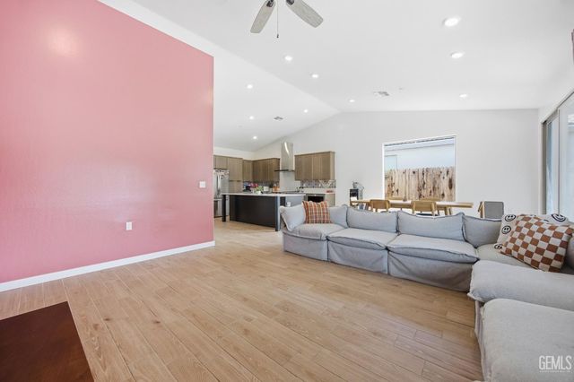 7425 Peach Grove Lane, Bakersfield, CA 93313