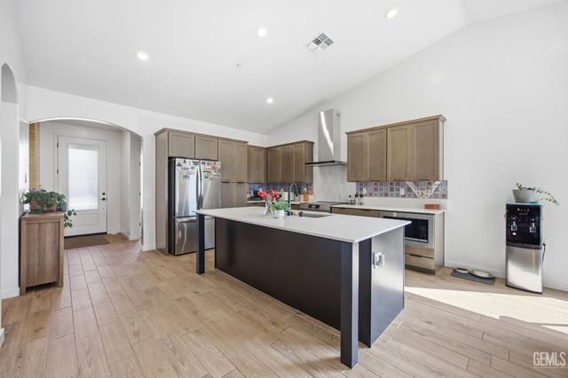 7425 Peach Grove Lane, Bakersfield, CA 93313