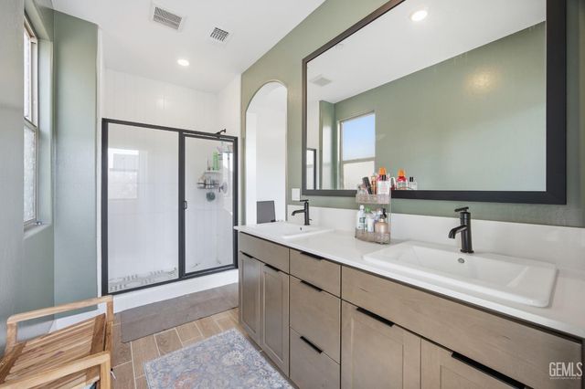 7425 Peach Grove Lane, Bakersfield, CA 93313