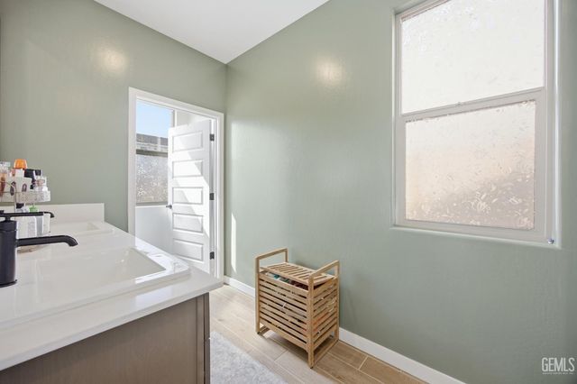 7425 Peach Grove Lane, Bakersfield, CA 93313