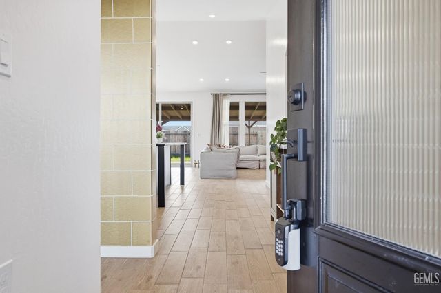 7425 Peach Grove Lane, Bakersfield, CA 93313