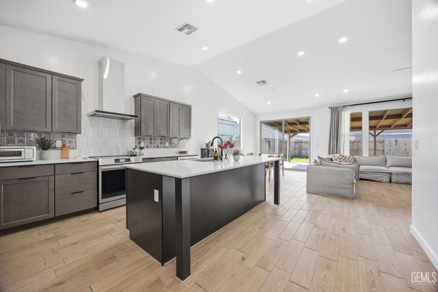 7425 Peach Grove Lane, Bakersfield, CA 93313