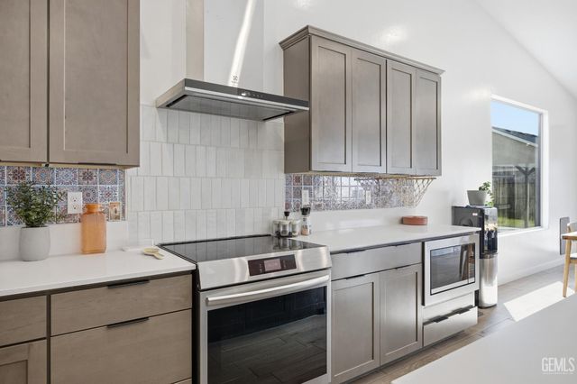 7425 Peach Grove Lane, Bakersfield, CA 93313