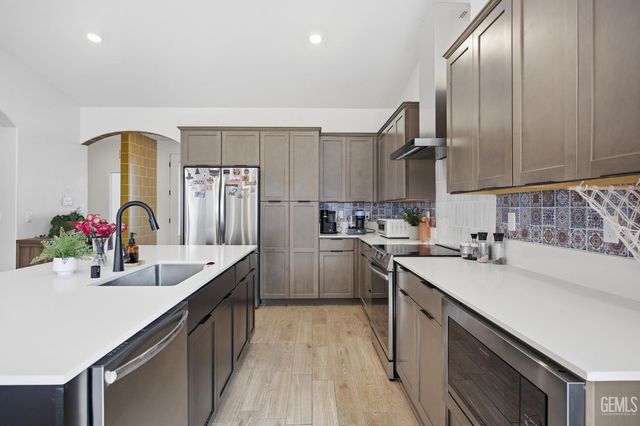 7425 Peach Grove Lane, Bakersfield, CA 93313