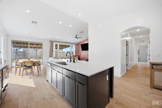 7425 Peach Grove Lane, Bakersfield, CA 93313