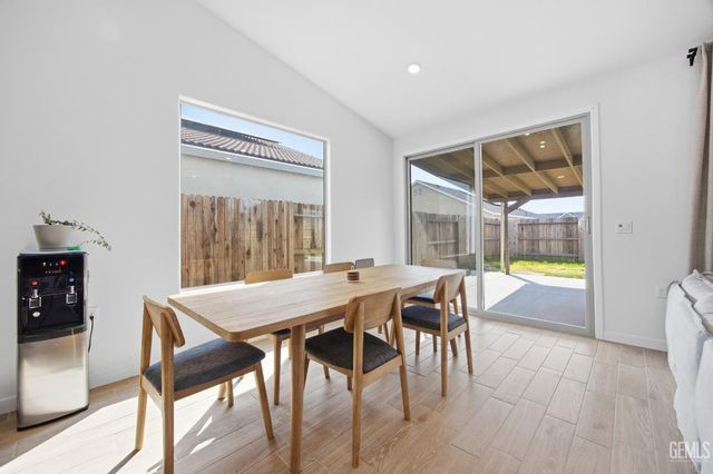 7425 Peach Grove Lane, Bakersfield, CA 93313