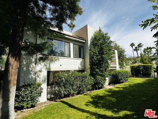325 E Via Escuela 322, Palm Springs, CA 92262