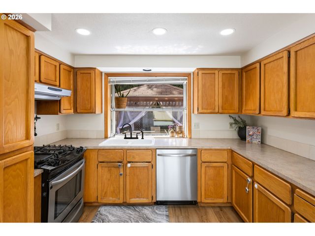 16050 Nw SOMERSET Dr, Beaverton, OR 97006