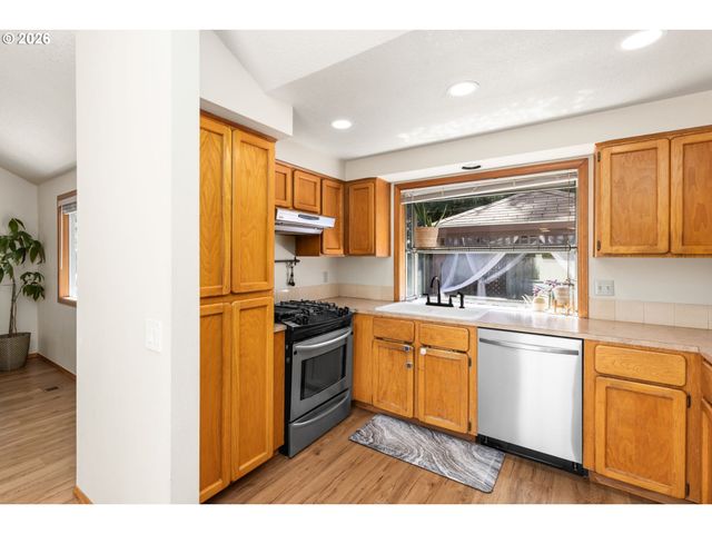 16050 Nw SOMERSET Dr, Beaverton, OR 97006