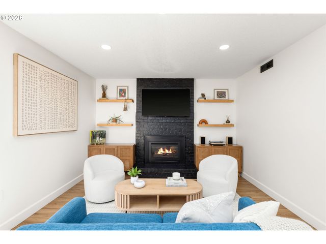 16050 Nw SOMERSET Dr, Beaverton, OR 97006