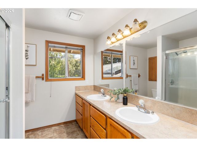 16050 Nw SOMERSET Dr, Beaverton, OR 97006