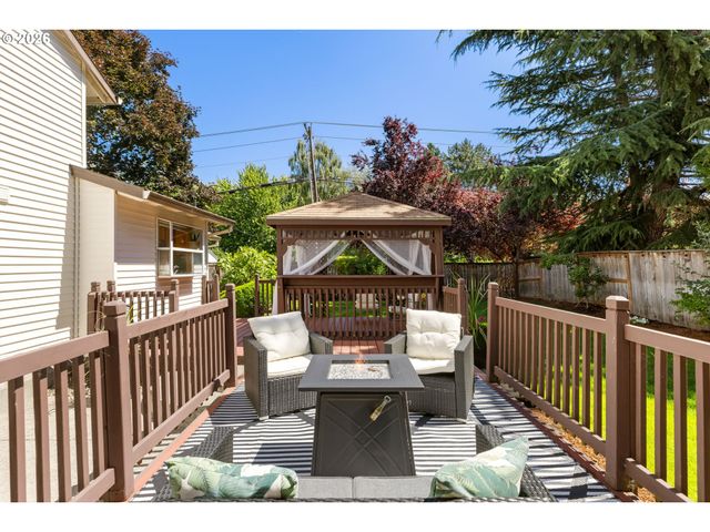 16050 Nw SOMERSET Dr, Beaverton, OR 97006