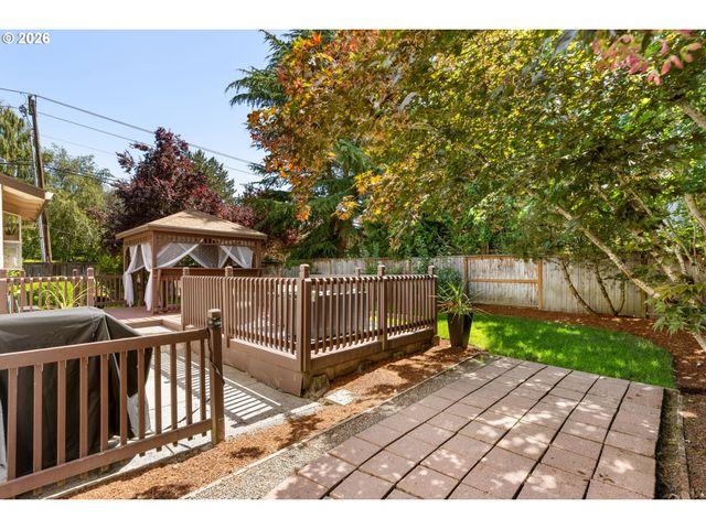 16050 Nw SOMERSET Dr, Beaverton, OR 97006