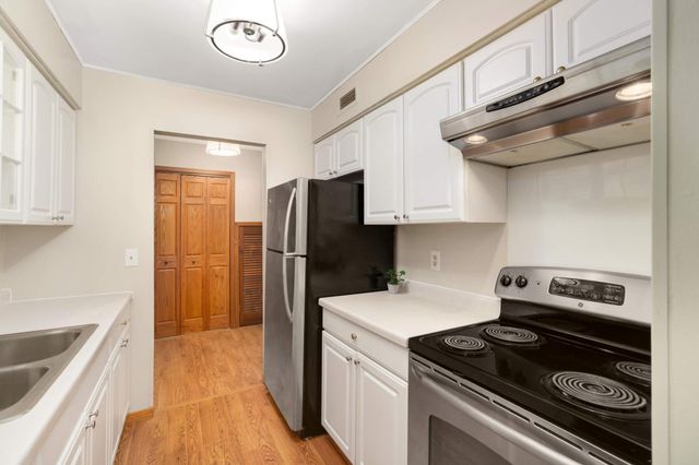 2210 Midland Grove Road 306, Roseville, MN 55113