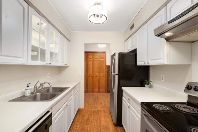 2210 Midland Grove Road 306, Roseville, MN 55113