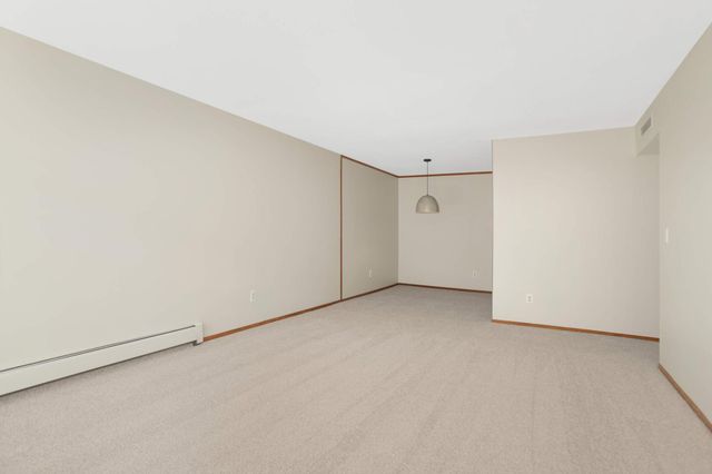 2210 Midland Grove Road 306, Roseville, MN 55113