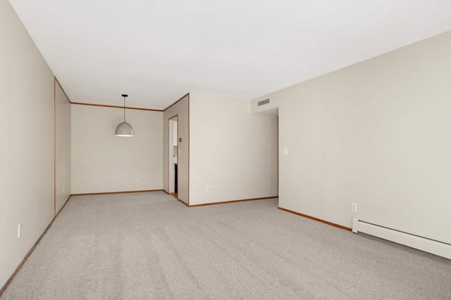 2210 Midland Grove Road 306, Roseville, MN 55113