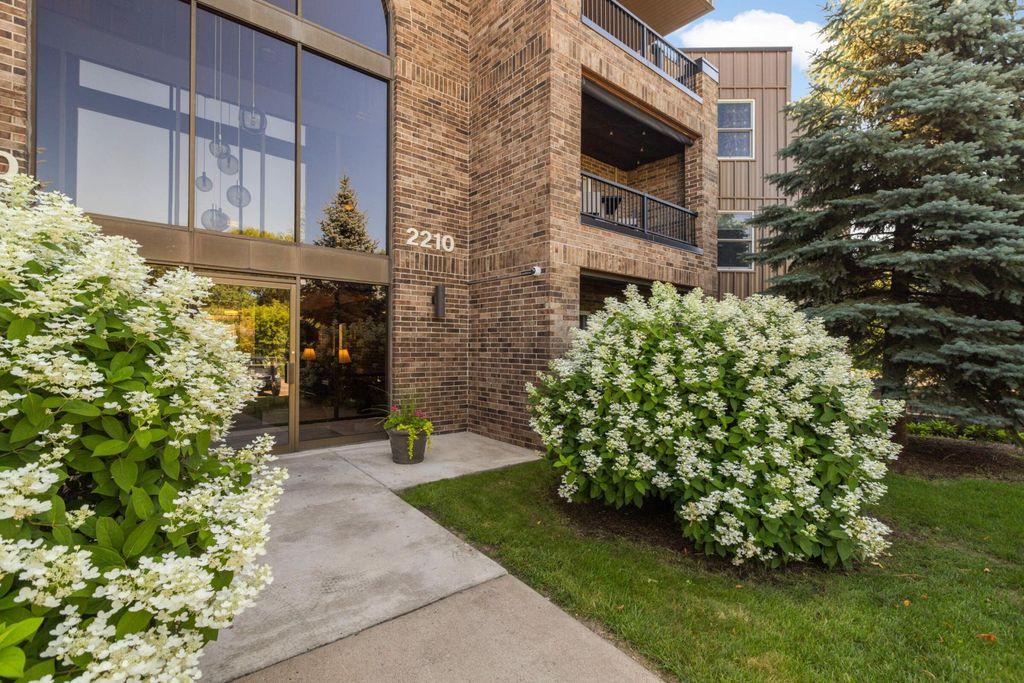 2210 Midland Grove Road 306, Roseville, MN 55113
