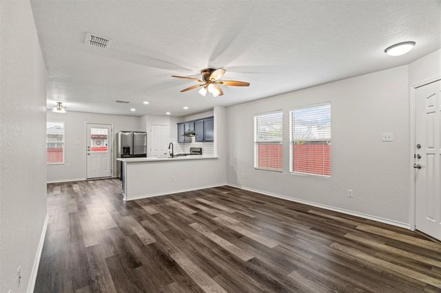 206 Wells BND, Hutto, TX 78634