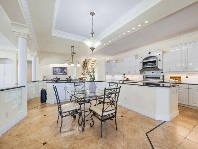 605 AVENIDA DE MAYO, Sarasota, FL 34242