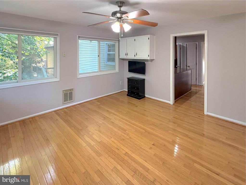 Image 12 of property listing at 9006 SIDEHILL RD, Ellicott City, MD 21042