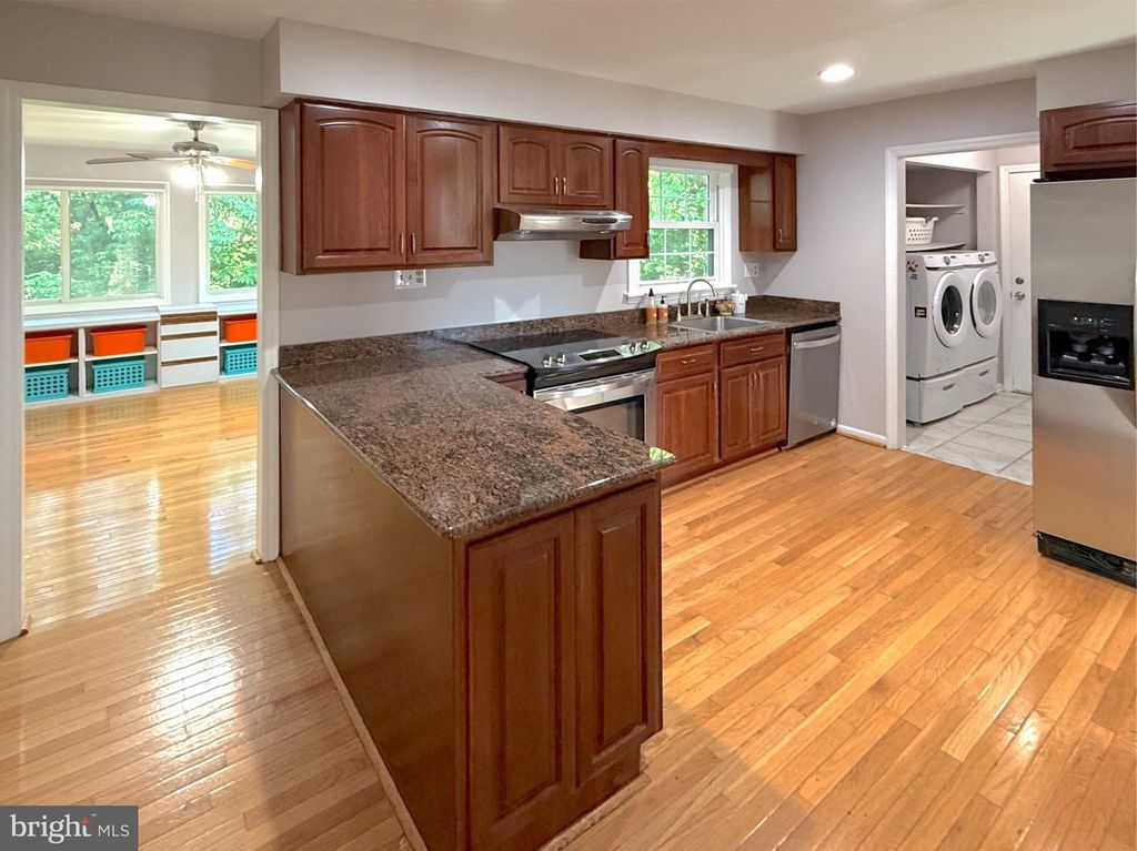 Image 19 of property listing at 9006 SIDEHILL RD, Ellicott City, MD 21042
