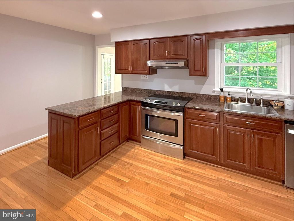 Image 20 of property listing at 9006 SIDEHILL RD, Ellicott City, MD 21042