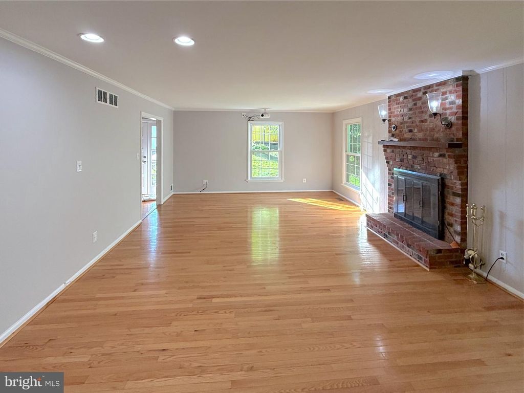 Image 3 of property listing at 9006 SIDEHILL RD, Ellicott City, MD 21042