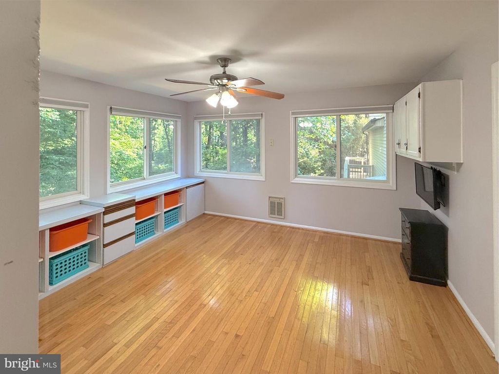 Image 10 of property listing at 9006 SIDEHILL RD, Ellicott City, MD 21042