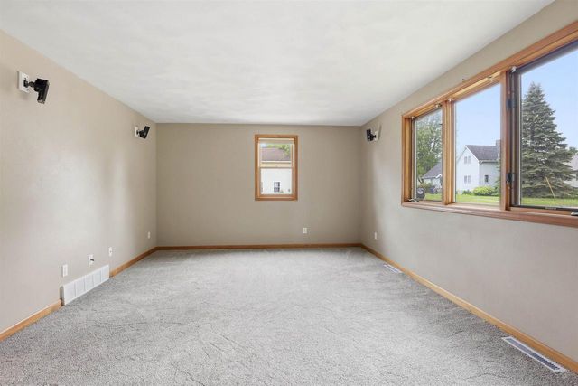 712 ALGOMA STREET, New London, WI 54961
