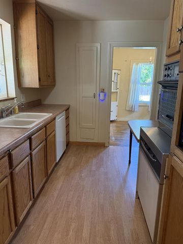 2197 Cambridge St, Sacramento, CA 95815