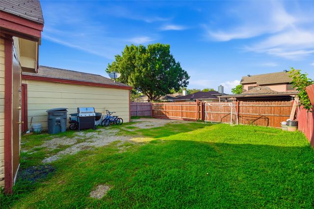 10464 Woodleaf Drive, Dallas, TX 75227