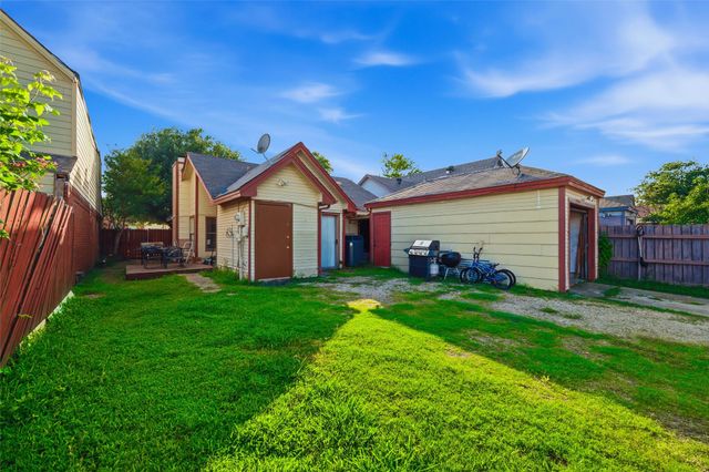 10464 Woodleaf Drive, Dallas, TX 75227