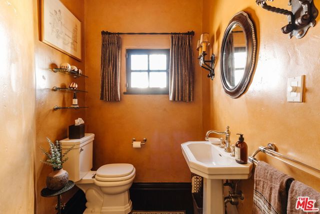 200 S Mansfield Avenue, Los Angeles, CA 90036