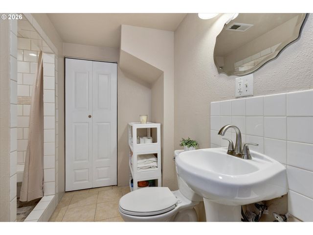 6705 N CONGRESS Ave, Portland, OR 97217