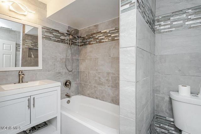 2740 Robinwood Avenue, Toledo, OH 43610