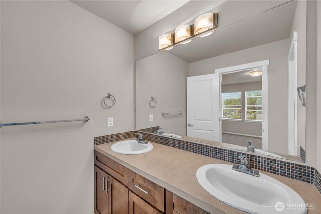 2142 S 263rd Street, Des Moines, WA 98198