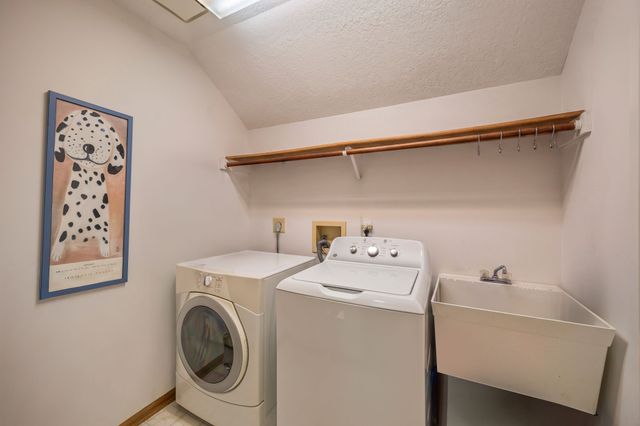 1948 NW 88th Court, Clive, IA 50325