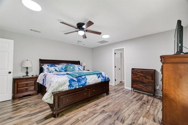 802 Sentinel Oaks, Pinehurst, TX 77362