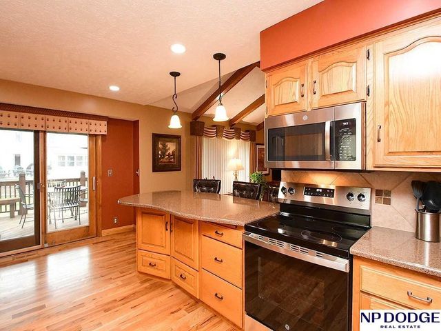 15523 Charles Street, Omaha, NE 68154