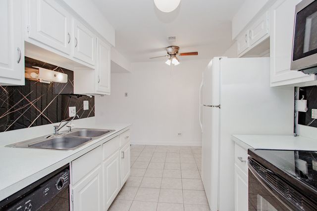 6135 W 94th Street B1, Oak Lawn, IL 60453