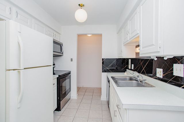 6135 W 94th Street B1, Oak Lawn, IL 60453