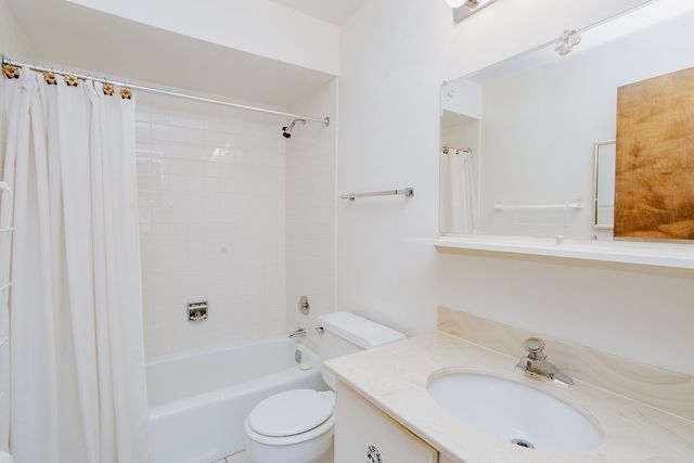 6135 W 94th Street B1, Oak Lawn, IL 60453