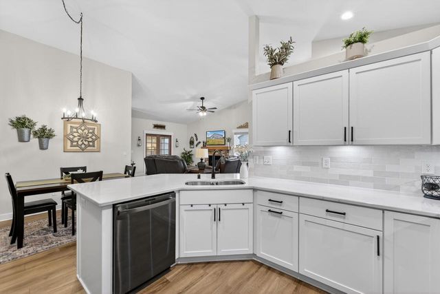 W206N16159 Stonebrook DRIVE, Jackson, WI 53037