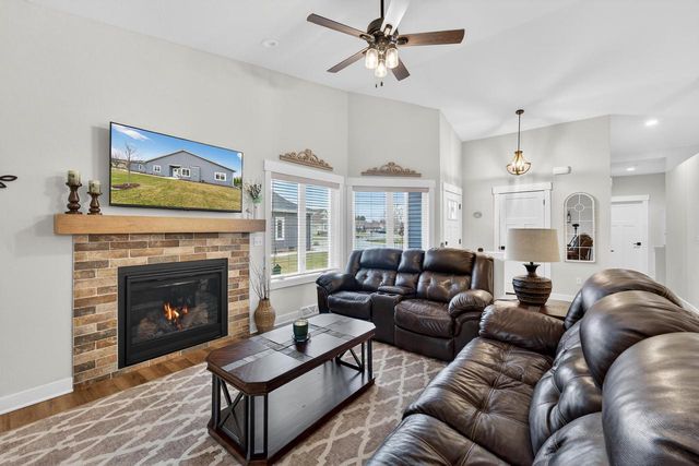 W206N16159 Stonebrook DRIVE, Jackson, WI 53037