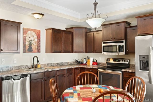 615 Knob Hill Road, New Albany, IN 47150