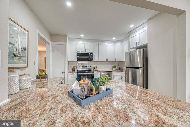 261 BISHOP DR, Aston, PA 19014