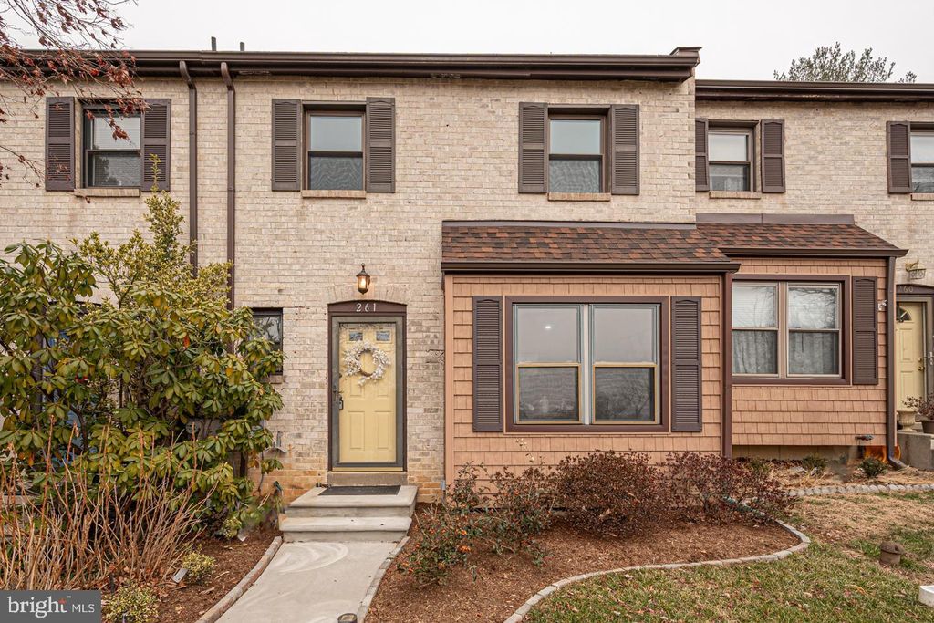 261 BISHOP DR, Aston, PA 19014